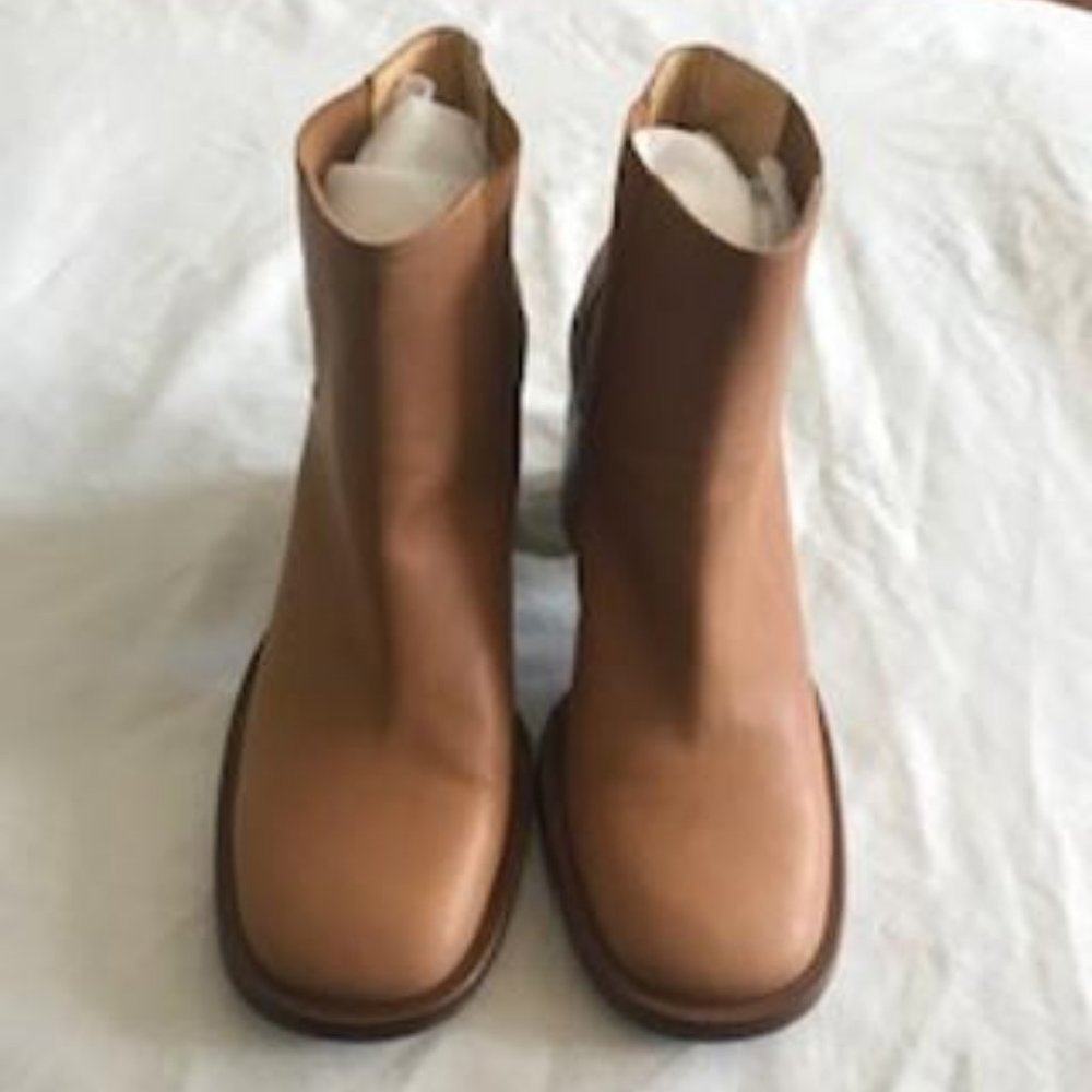 NWT Via Spiga Camel Stacked Block Heel Chelsea Bootie